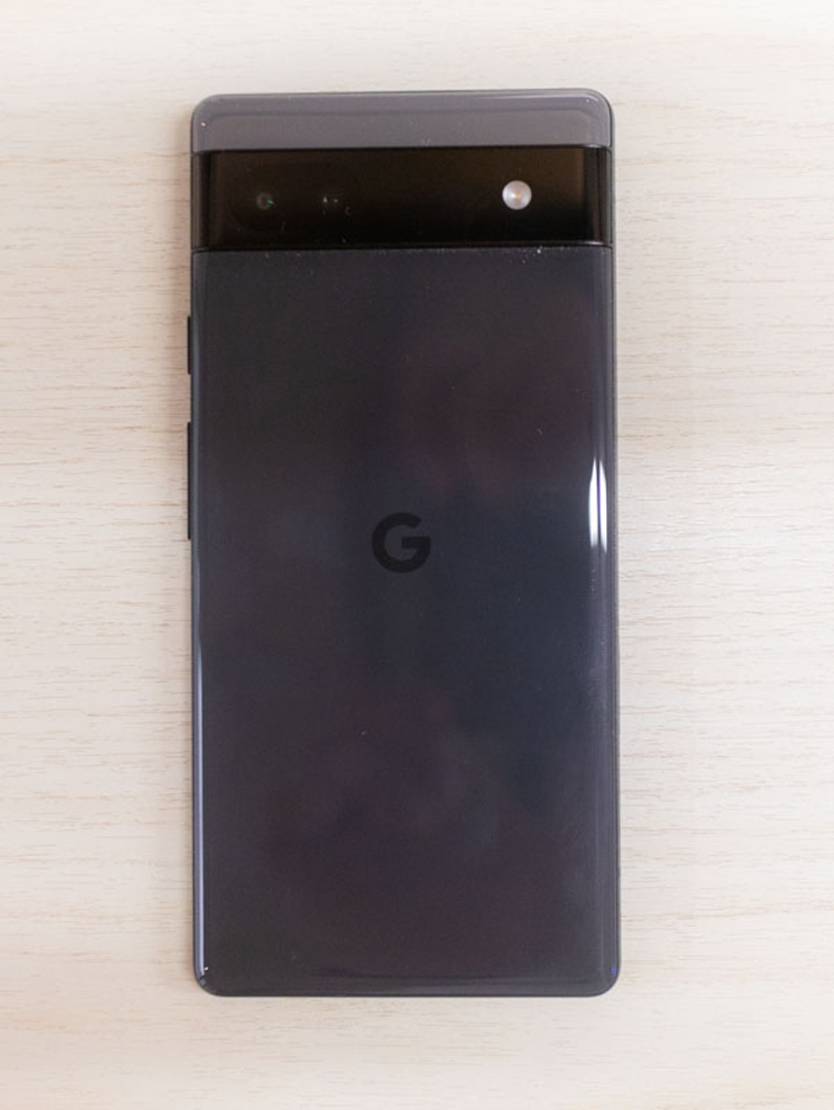 Looks like a glass back, but no, it’s just a “3D thermoformed composite back”, i.e. plastic. Though not as premium in feel, it's probably more durable by virtue of the material and it looks just as good as the Pixel 6.